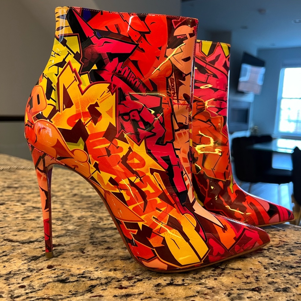 Euro 38 1/2 Pre-owned So Kate Booty 100 Patent Graffiti Metrograf Boots Heel